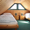 Schlafboden mit zwei Einzelbetten